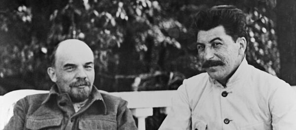 Los líderes soviéticos Vladímir Lenin y Iósif Stalin (archivo) - Sputnik Mundo