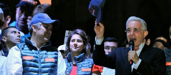 El expresidente de Colombia, Álvaro Uribe, junto al candidato presidencial Ivan Duque - Sputnik Mundo