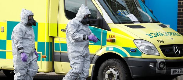 Soldados con trajes de protección caminan al lado de una ambulancia, imagen referencial - Sputnik Mundo