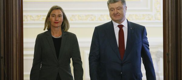 La jefa de la diplomacia europea, Federica Mogherini, y el presidente de Ucrania, Petró Poroshenko La jefa de la diplomacia europea, Federica Mogherini, y el presidente de Ucrania, Petró Poroshenko - Sputnik Mundo