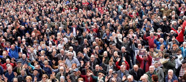 Manifestación de jubilados y pensionistas en Bilbao, España - Sputnik Mundo