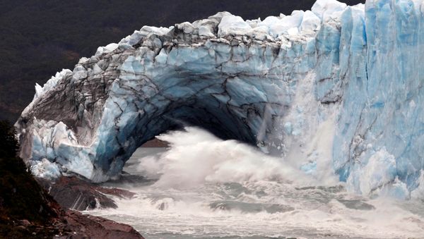 La ruptura del puente de hielo del glaciar Perito Moreno, situado en la Patagonia argentina La ruptura del puente de hielo del glaciar Perito Moreno, situado en la Patagonia argentina - Sputnik Mundo