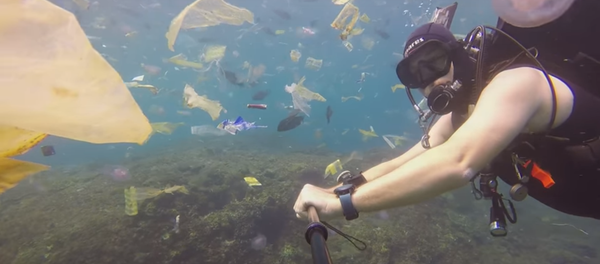 Un buceador se sumerge en un mar de basura - Sputnik Mundo