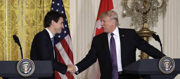 Primer ministro de Canadá, Justin Trudeau, y presidente de EEUU, Donald Trump - Sputnik Mundo
