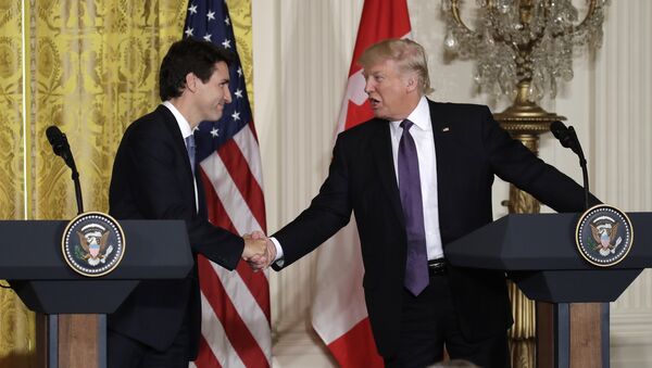 Primer ministro de Canadá, Justin Trudeau, y presidente de EEUU, Donald Trump - Sputnik Mundo