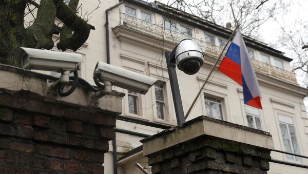 La bandera rusa en la embajada de Rusia en Londres, Reino Unido - Sputnik Mundo