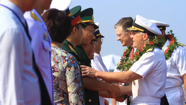 Phillip G. Sawyer, comandante del portaviones USS Carl Vinson (dcha.) - Sputnik Mundo