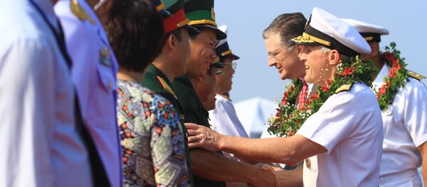 Phillip G. Sawyer, comandante del portaviones USS Carl Vinson (dcha.) - Sputnik Mundo