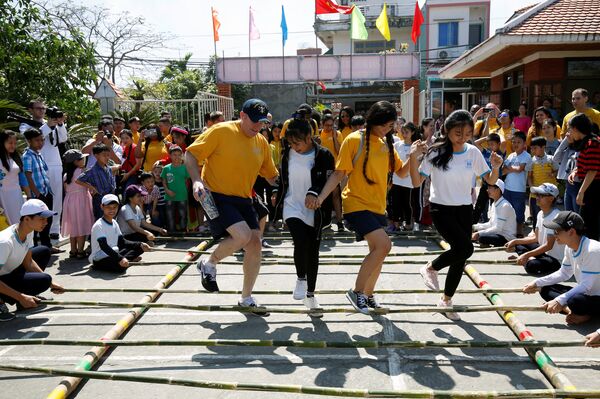 Militares estadounidenses durante su visita a Vietnam - Sputnik Mundo