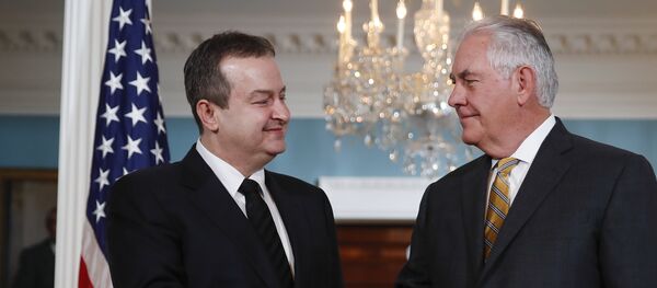 El secretario de Estado de EEUU, Rex Tillerson, estrecha la mano del ministro de Asuntos Exteriores de Serbia, Ivica Dacic - Sputnik Mundo