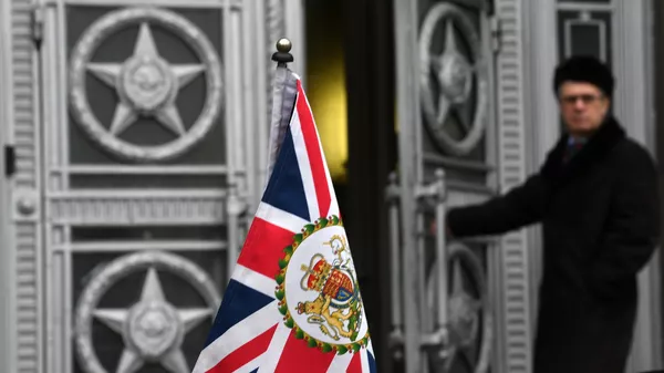 La bandera del Reino Unido en el coche del embajador británico en Moscú