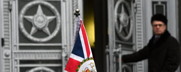 La bandera del Reino Unido en el coche del embajador británico en Moscú - Sputnik Mundo