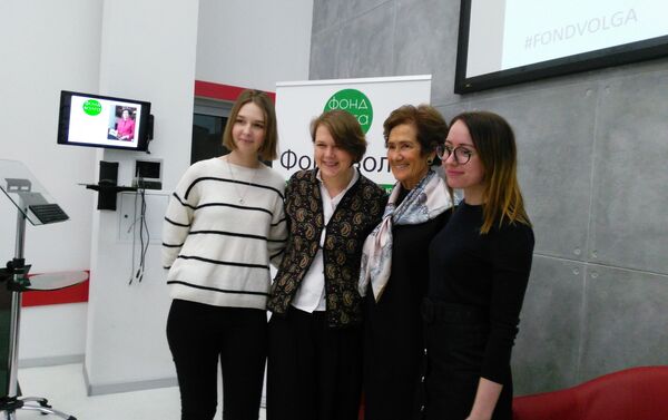 Con sus oyentes - Sputnik Mundo