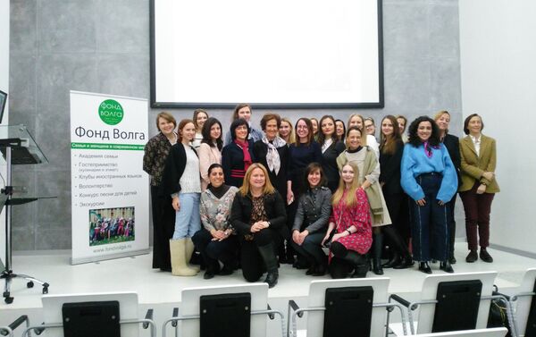 Con un grupo de oyentes - Sputnik Mundo