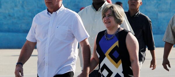 Díaz Canel acude a votar acompañado de su esposa Liz Cuesta - Sputnik Mundo