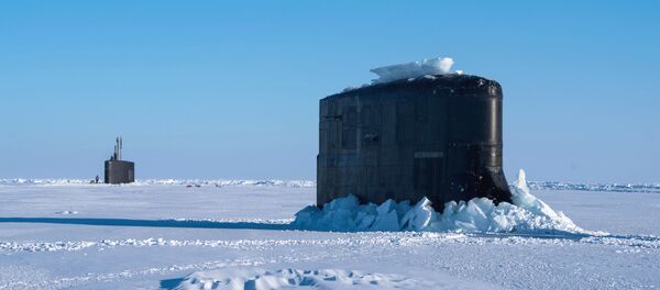 Los submarinos USS Connecticut y el USS Hartford emergen del hielo en el Ártico - Sputnik Mundo