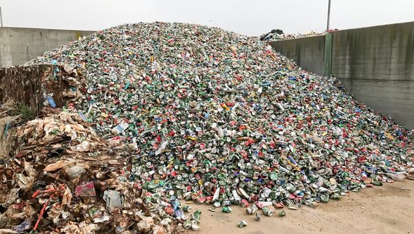 Una montaña de latas de refrescos Una montaña de latas de refrescos - Sputnik Mundo