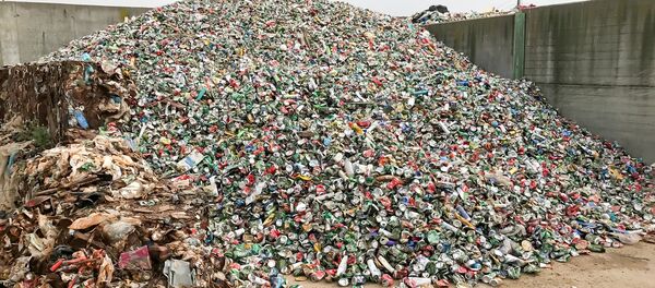 Una montaña de latas de refrescos - Sputnik Mundo
