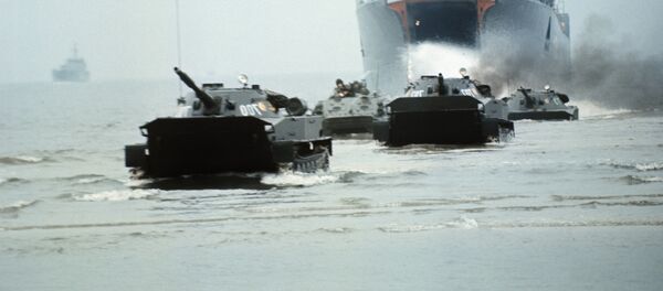 Vehículos blindados del Ejército Popular Nacional de Alemania del Este desembarcan en una playa durante unas maniobras (archivo) - Sputnik Mundo