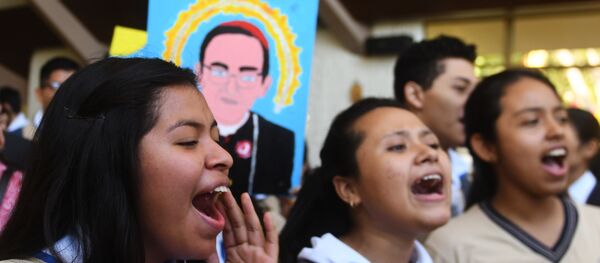Los creyentes católicos celebran la canonización de monseñor Óscar Romero, arzobispo salvadoreño - Sputnik Mundo