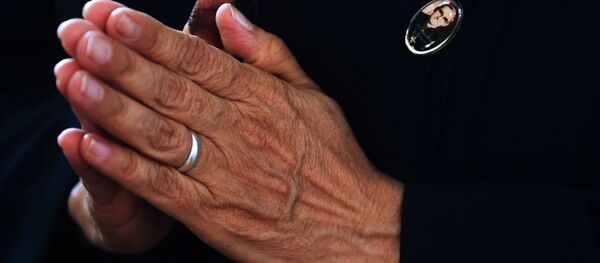 Un católico rezando tras la canonización de monseñor Óscar Romero, arzobispo salvadoreño Un católico rezando tras la canonización de monseñor Óscar Romero, arzobispo salvadoreño - Sputnik Mundo