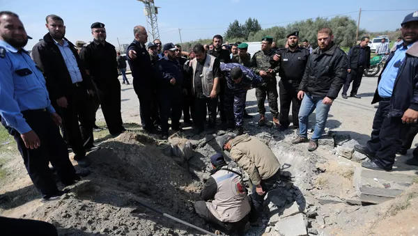 Lugar de la explosión de una bomba al paso del convoy del primer ministro palestino, Rami Hamdalá - Sputnik Mundo