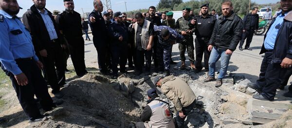 Lugar de la explosión de una bomba al paso del convoy del primer ministro palestino, Rami Hamdalá - Sputnik Mundo