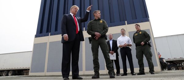 Donald Trump, presidente de EEUU, y los prototipos de un muro fronterizo en San Diego - Sputnik Mundo