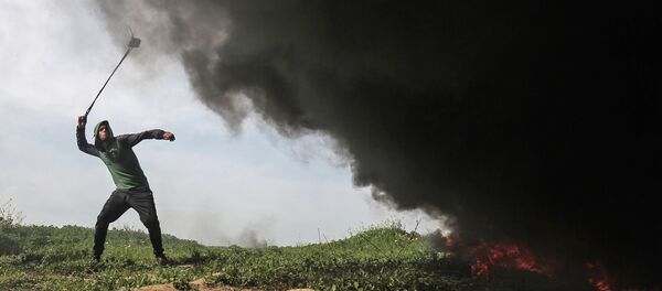 Un palestino durante choques con los soldados israelíes - Sputnik Mundo