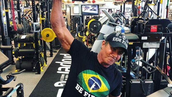 Sylvester Stallone practicando deporte - Sputnik Mundo