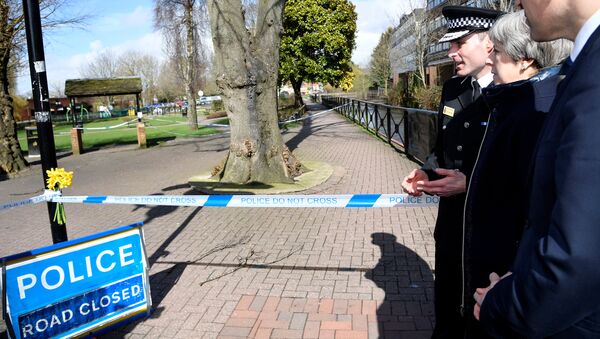 Theresa May visita la ciudad donde Skripal fue envenenado - Sputnik Mundo