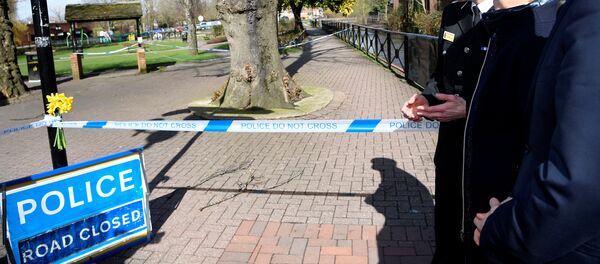 Theresa May visita la ciudad donde Skripal fue envenenado Theresa May visita la ciudad donde Skripal fue envenenado - Sputnik Mundo