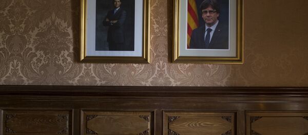 Los retratos del Rey de España, Felipe VI, y el expresidente de Cataluña, Carles Puigdemont (archivo) - Sputnik Mundo