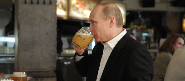 Vladímir Putin, presidente de Rusia, toma cerveza (archivo) Vladímir Putin, presidente de Rusia, toma cerveza (archivo) - Sputnik Mundo