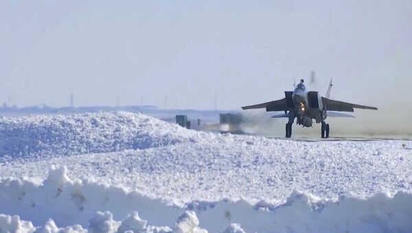 MiG-31 durante el ensayo del sistema de misiles Kinzhal - Sputnik Mundo