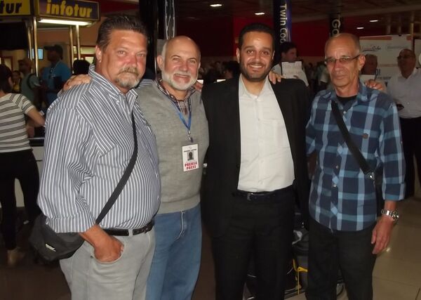 Fady Marouf, a su arribo a La Habana, junto a excorresponsales de Prensa Latina en Siria (de izquierda a derecha Miguel Fernández, Martin Hatchoun y Pedro García Hernández) - Sputnik Mundo