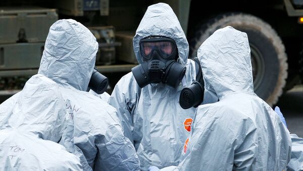 Soldiers wearing protective clothing gather after removing vehicles from a car park in Salisbury, Britain Soldiers wearing protective clothing gather after removing vehicles from a car park in Salisbury, Britain - Sputnik Mundo