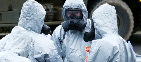 Soldiers wearing protective clothing gather after removing vehicles from a car park in Salisbury, Britain - Sputnik Mundo
