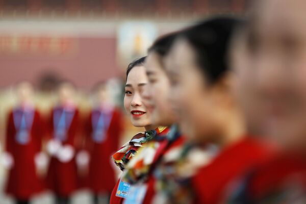 Las bellas anfitrionas de la reunión de la Asamblea Nacional Popular de China - Sputnik Mundo