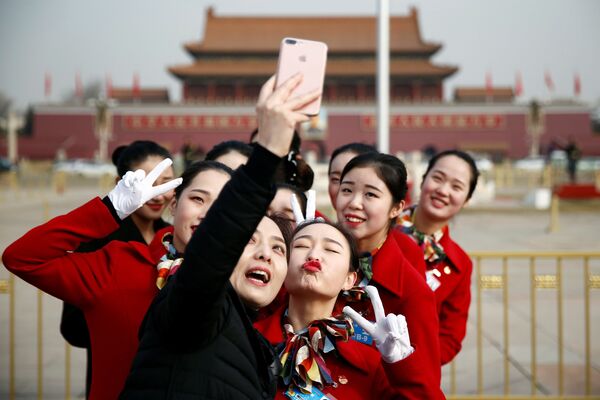 Las bellas anfitrionas de la reunión de la Asamblea Nacional Popular de China - Sputnik Mundo