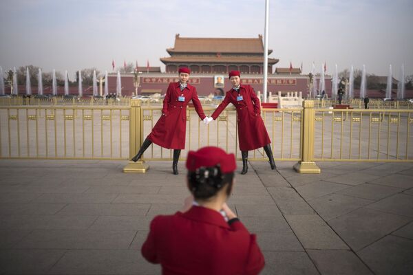 Las bellas anfitrionas de la reunión de la Asamblea Nacional Popular de China - Sputnik Mundo