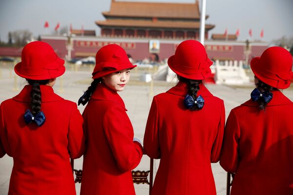 Las bellas anfitrionas de la reunión de la Asamblea Nacional Popular de China - Sputnik Mundo