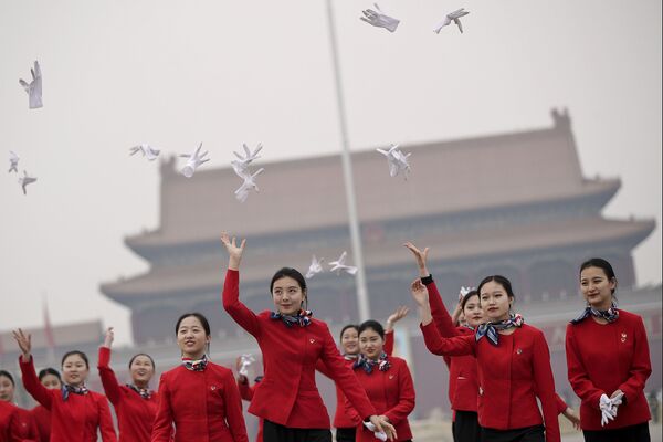 Las bellas anfitrionas de la reunión de la Asamblea Nacional Popular de China - Sputnik Mundo