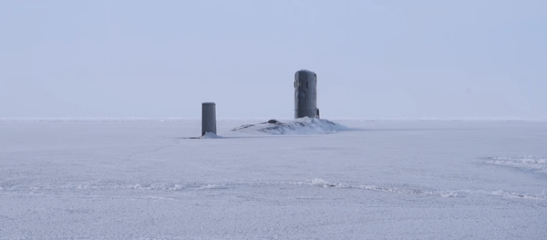 El buque sumergible HMS Trenchant de la Marina Real Británica emergió del hielo en el Ártico - Sputnik Mundo