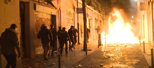 La muerte de un inmigrante genera disturbios en Madrid La muerte de un inmigrante genera disturbios en Madrid - Sputnik Mundo