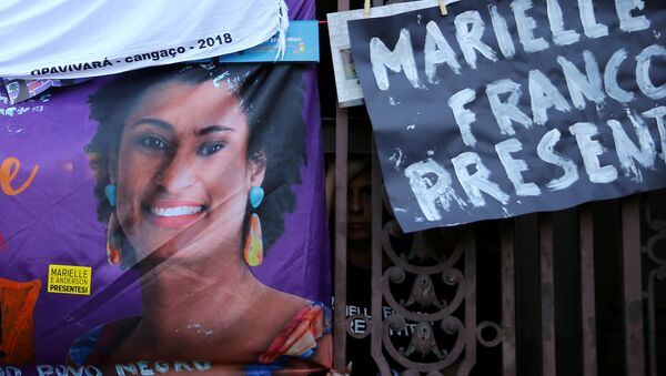 Un póster con la imagen de consejala Marielle Franco - Sputnik Mundo