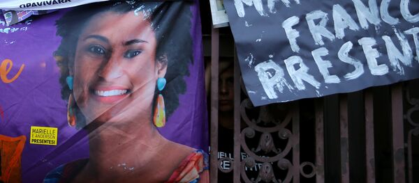 Un póster con la imagen de consejala Marielle Franco - Sputnik Mundo