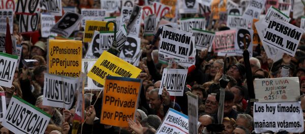 Protesta en Madrid por la baja subida de las pensiones Protesta en Madrid por la baja subida de las pensiones - Sputnik Mundo