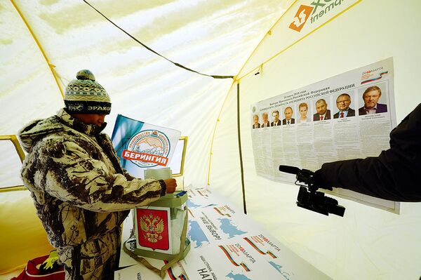 Un hombre votando durante la carrera 'Beringia' - Sputnik Mundo