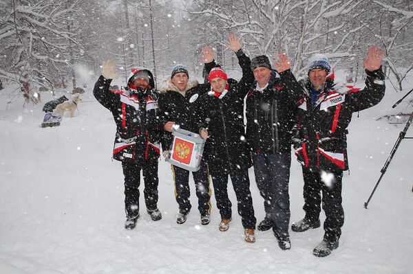 Los participantes de la tradicional carrera de trineos de perros de Kamchatka 'Beringia' - Sputnik Mundo
